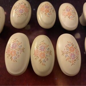 Lot Set Of 11 Belwith English Cozy Floral Cabinet Knobs Drawer Pulls Almond Vtg